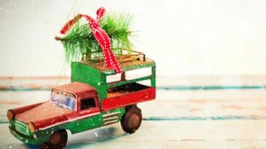 Model Araba çatısı yağan kar ile birlikte üzerinde bir köknar ile dijital bileşik