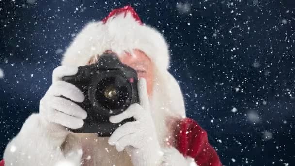 Compuesto Digital Santa Claus Tomando Una Foto Combinada Con Nieve — Vídeo de stock