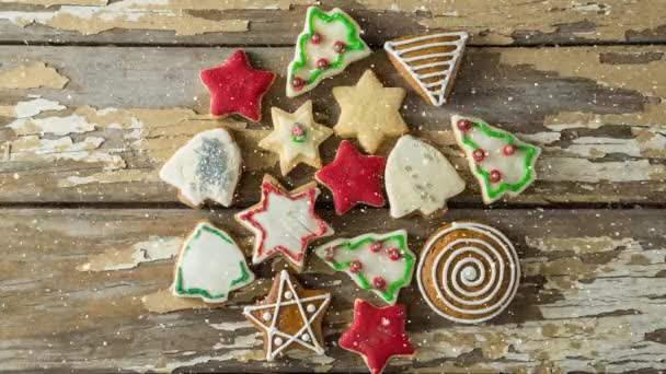 クリスマスのクッキーと立ち下がり雪のデジタル合成 — ストック動画