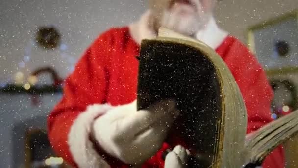 Video Samenstelling Met Dalende Sneeuw Slow Motion Santa Flipping Boek — Stockvideo
