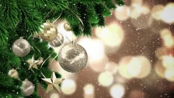 Видеокомпозиция Снегом Над Рождественскими Безделушками Сосне — стоковое видео