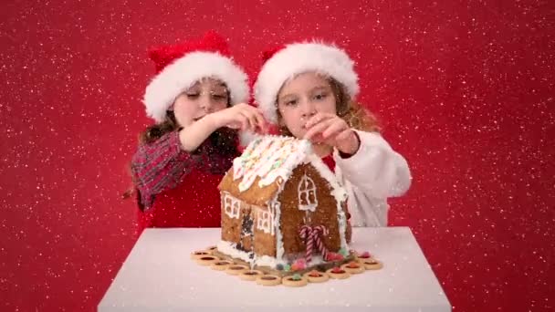 Video Composition Falling Snow Desk Kids Looking Ginger House — Stock Video