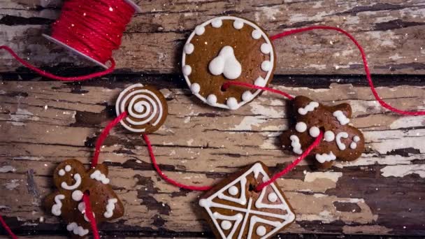Digitale Composiet Van Vallende Sneeuw Met Kerst Decoratie Cookies — Stockvideo