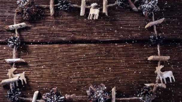 Digitaler Verbund Aus Fallendem Schnee Mit Weihnachtsdekoration Auf Holz — Stockvideo