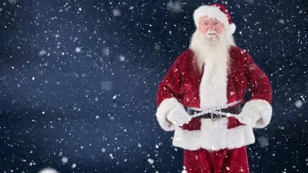 Цифровой Композитный Санта Клаус Измеряющий Себя Лентой Сочетании Падающим Снегом — стоковое видео