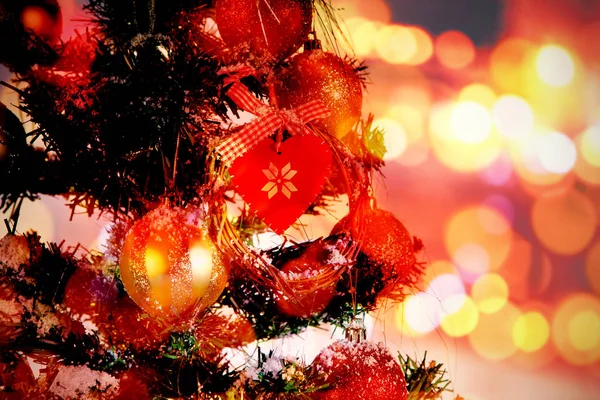 Árbol Navidad Decorado Con Adornos Contra Luces Borrosas —  Fotos de Stock