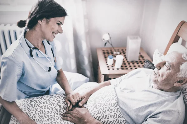 Elele Üst Düzey Adamın Yatak Odasında Hemşire — Stok fotoğraf
