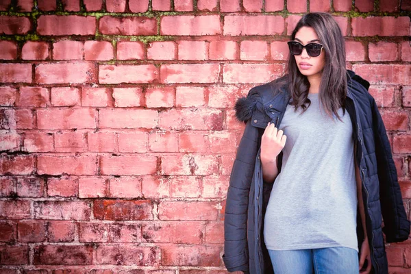 Hipster Mujer Con Espacio Copia Blanco Camiseta Para Diseño Por — Foto de Stock