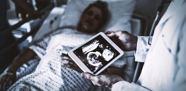 Medico Maschio Che Guarda Rapporto Sonografico Una Tavoletta Digitale Ospedale — Foto Stock