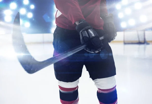 Mittelteil Des Hockeyspielers Hält Stock Gegen Zusammengesetztes Bild Des Scheinwerfers — Stockfoto