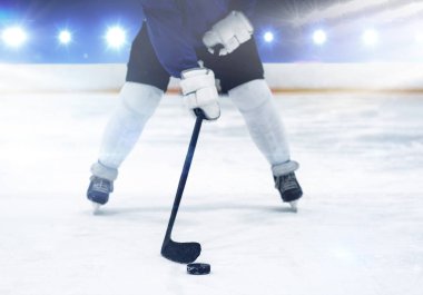 Mavi spot kompozit görüntü karşı buz hokeyi oynayan oyuncu