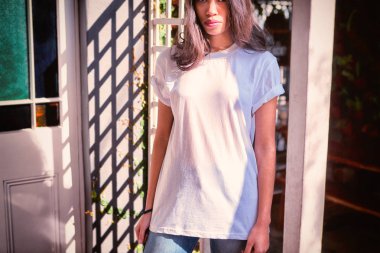 Hipster kadın kopya ile uzay tasarımınız için boş t-shirt