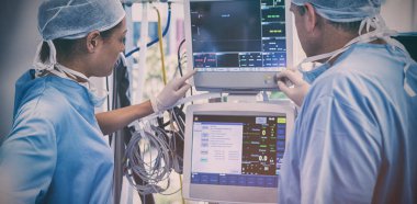 Bilgisayar ekranının işlem tiyatro okuma cerrahlar