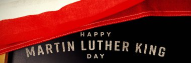 mutlu Martin Luther King günü Amerikan bayrağı ve ahşap masa üzerinde boş kayrak karşı
