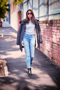 Hipster kadın kopya ile uzay şehirde yürüyüş tasarımınız için boş t-shirt 