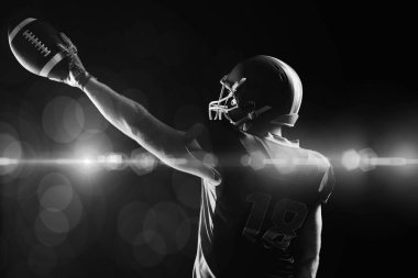 Amerikan futbolu oyuncusu ragbi topu tutan kask içinde arka görünümü