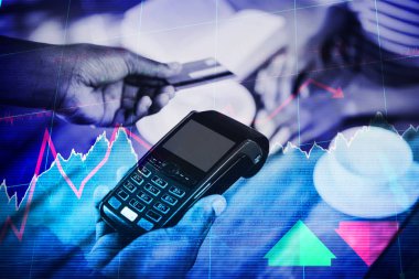 Hisse senetleri ve hisse nfc teknolojisi kafede kredi kartı ile ödeme adama karşı