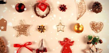 Hizalanmış Noel süsleri karşı düşen kar