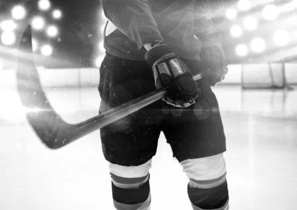 Section Médiane Joueur Hockey Tenant Bâton Contre Image Composite Projecteur — Photo