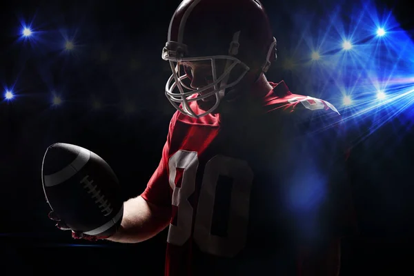 Jogador Futebol Americano Com Capacete Olhando Para Bola Rugby Contra — Fotografia de Stock