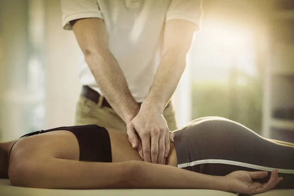 Fisioterapeuta Masculino Dando Masaje Espalda Paciente Femenina Clínica — Foto de Stock