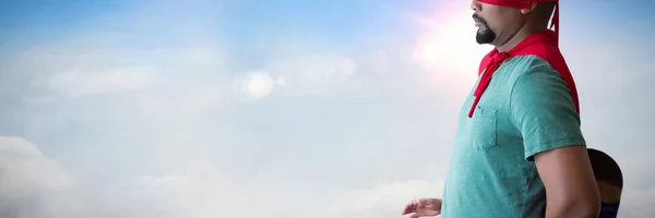 Uomo Che Finge Essere Supereroe Contro Cielo Blu Con Nuvole — Foto Stock