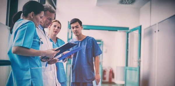 Γιατρός Και Χειρουργοί Συζητώντας Έκθεση Στο Διάδρομο Στο Νοσοκομείο — Φωτογραφία Αρχείου