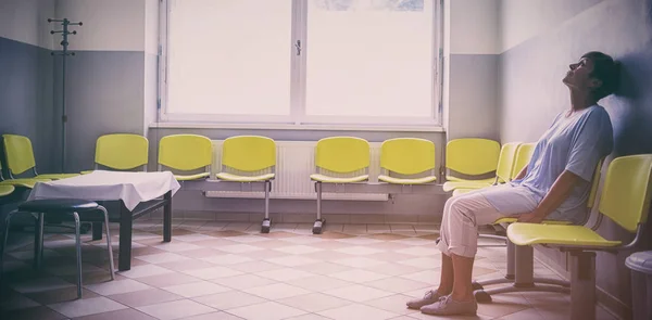 Patient Sitting Waiting Room Hospital — Stock Photo, Image