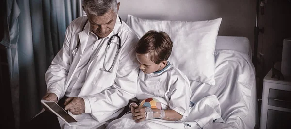 Medico Che Mostra Rapporto Medico Tablet Digitale Paziente Ospedale — Foto Stock