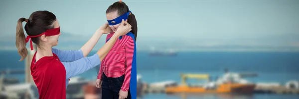 Mutter Und Tochter Geben Sich Gegen Hafenblick Als Superhelden Aus — Stockfoto