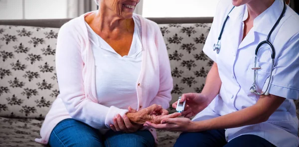 Usmívající Doktor Testování Pacientů Hladina Glukózy Pomocí Digitální Glukometr — Stock fotografie