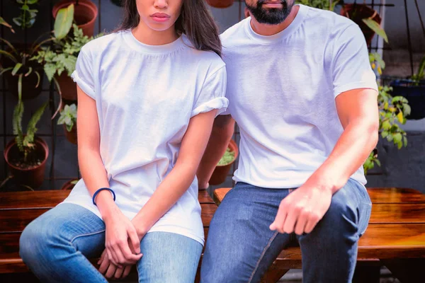 Casal Hipster Com Espaço Cópia Camisetas Branco Para Seu Projeto — Fotografia de Stock
