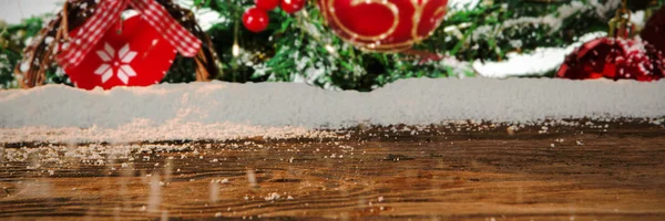 Houten Tafel Met Sneeuw Tegen Close Van Kerstballen — Stockfoto