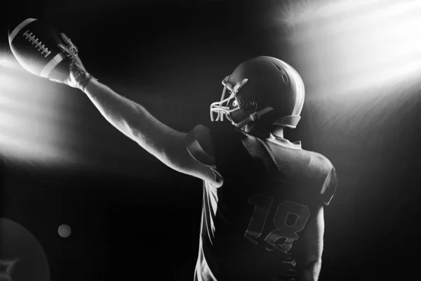 Achteraanzicht Van American Football Speler Helm Holding Rugbybal — Stockfoto