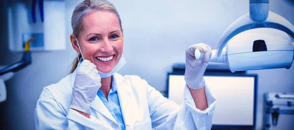 Dentista Feminina Segurando Luzes Dentárias Clínica Odontológica — Fotografia de Stock