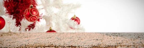 Mesa Madeira Coberta Com Neve Contra Decorações Natal Vermelhas Brancas — Fotografia de Stock