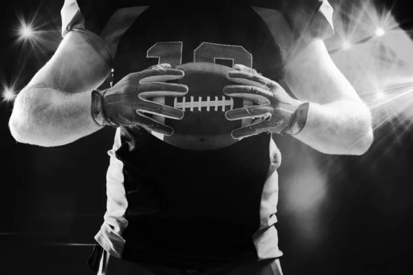 Mittelteil Eines American Football Spielers Mit Helm Und Rugby Ball — Stockfoto