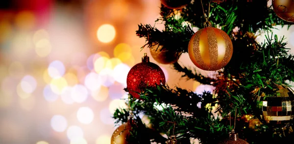 Χριστουγεννιάτικα Φωτάκια Κίτρινο Κύκλο Εναντίον Χριστουγεννιάτικες Μπάλες Στο Δέντρο — Φωτογραφία Αρχείου