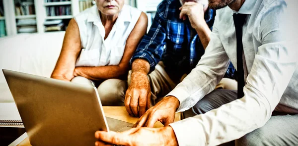 Seniorpar Planlegger Sine Investeringer Økonomirådgiver Stue – stockfoto