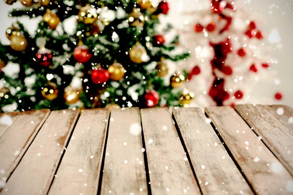 Χιόνι Πέφτει Κατά Γκρο Πλαν Ξύλινο Τραπέζι Και Χριστουγεννιάτικο Δέντρο — Φωτογραφία Αρχείου