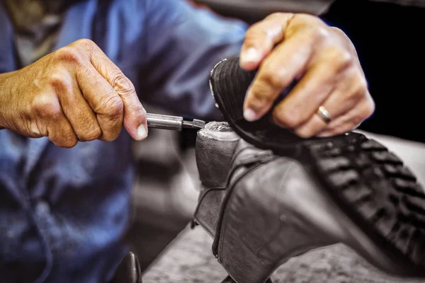 Zapatero Reparando Una Suela Zapato Taller — Foto de Stock