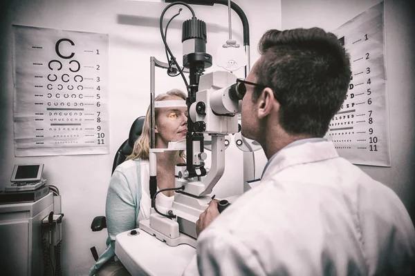 Optometrista Atento Examinando Paciente Feminina Lâmpada Fenda Clínica Oftalmologia — Fotografia de Stock