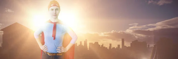 Mulher Fingindo Ser Super Herói Contra Foto Cidade Nascer Sol — Fotografia de Stock