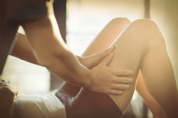 Fisioterapeuta Dando Massagem Nas Pernas Para Uma Mulher Clínica — Fotografia de Stock