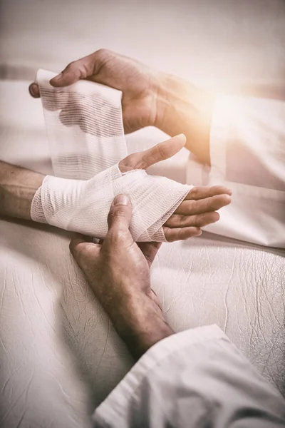 Fisioterapeuta Poniendo Vendaje Mano Lesionada Del Paciente Clínica —  Fotos de Stock