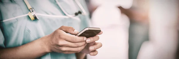 Seção Intermediária Mensagens Texto Enfermeira Telefone Celular Hospital — Fotografia de Stock