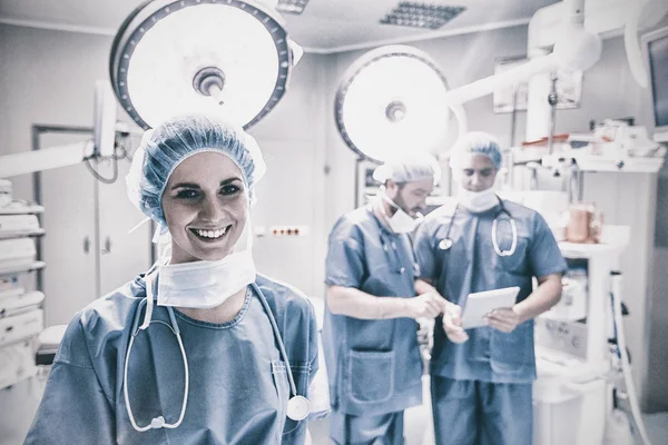 Gülümseyen Kadın Cerrah Hastane Arka Planda Tartışırken Meslektaşım Ise Operasyon — Stok fotoğraf