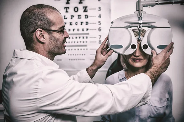 Optometrista Sorridente Examinando Paciente Feminina Phoropter Clínica Oftalmologia — Fotografia de Stock