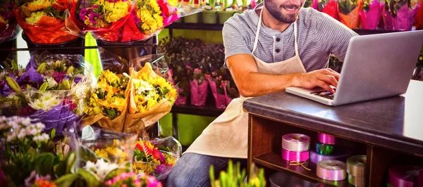 Чоловічий Флорист Використовує Ноутбук Сидячи Квітковому Магазині — стокове фото