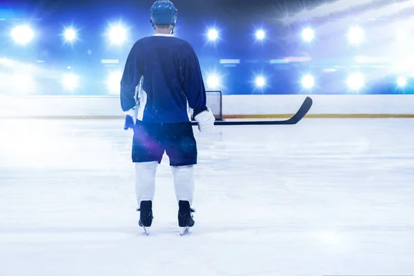 Хоккеист Льду Против Композитного Изображения Синего Света — стоковое фото